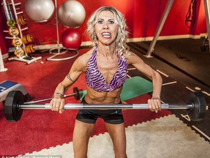 Kenang Mendiang Putranya, Ibu Ini Jadi Binaragawan di Usia 51 Tahun