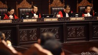 Berbagai landasan hukum digunakan para hakim konstitusi untuk menolak semua gugatan yang disidangkan hari ini.