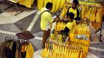 Menuai Rezeki dari Aksesoris Partai Golkar