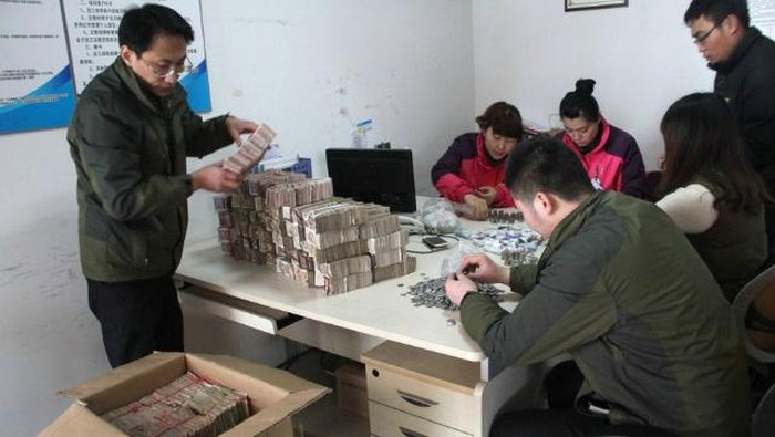 Pria Ini Bayar DP Mobil Rp 109 Juta dengan Koin