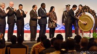 Presiden Joko Widodo (Jokowi) memukul gong sebagai tanda dibukanya Konferensi Internasional Keluarga Berencana (International Conference on Family Planning/ICFP). Kris/Setpres/detikFoto.
