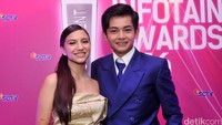 Artis yang akrab disapa Cassie itu tampak sumringah bersama Randy. Pool/Noel/detikFoto.