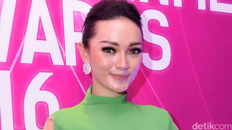 Dibalut Jumpsuit Ketat Zaskia Gotik Pamer Lekukan Tubuh Dibalut Jumpsuit Ketat Zaskia Gotik Pamer Lekukan Tubuh