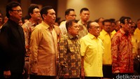 (Kiri ke kanan) Mendagri Tjahjo Kumolo, Menko Polhukam Luhut Pandjaitan, Wapres Jusuf Kalla, Ketum Golkar hasil Munas Bali Aburizal Bakrie (Ical), dan Menkumham Yasonna Laoly hadir dalam penutupan Rapimnas di JCC Senayan, Jakarta, Senin (25/1/2016).