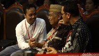 Persidangan akan dilanjutkan besok untuk menentukan nasib 32 gugatan itu.