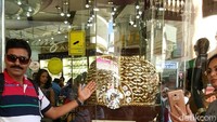 Cincin emas terbesar di dunia dengan lingkar dalam 490 mm dan berat 63,856 kg di toko Kanz Jewellery. Cincin ini mendapat Guinness Book of World Records tahun 2012 (Ine/detikTravel)