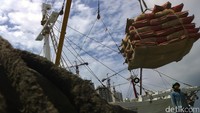 Pekerja melakukan aktivitas bongkar muat semen di Pelabuhan Sunda Kelapa, Jakarta Utara, Senin (25/1/2016).