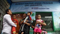Wakil Direktur Utama PT Agung Podomoro Land Noer Indradjaja (tengah) berbincang dengan Ketua Umum Yayasan Rumpun Anak Pesisir Mahmud Hasibuan (kiri) usai melakukan peresmian.