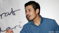Kumis dan jenggot tipis tampak di wajah Chicco. Pool/Gus Mun/detikFoto.
