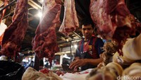 Pedagang memotong daging menjadi bagian yang lebih kecil di Pasar Senen, Jakarta, Senin (25/1/2016).