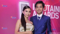 Cassie mengenakan dress menyapu lantai dan Randy tampil necis dengan setelan warna biru. Pool/Noel/detikFoto.