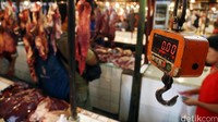 ebuah timbangan daging tergantung di salah satu kios di Pasar Senen.