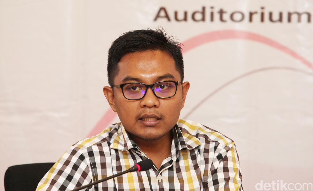 Arya Fernandes is a researcher in the Department of Politics and International Relations at the Centre for Strategic and International Studies (CSIS), Jakarta, Indonesia. He joined CSIS in August 2014. Prior to joining CSIS, Arya worked as a research manager at Charta Politika Indonesia, a political research and consulting firm (2008-2014) and journalist at Media Indonesia newspaper. Arya has been conducted national and local survey of Indonesia public opinion since 2009. The poll assesed national/local trends and mood of electorate regarding important issues such as: the approval of national government policies, the incumbents perfomance, political participation, citizen engagement in the political process, and public images of presidential candidates and political parties. Arya received his bachelor degree from Political Science Department at the State Islamic University, Jakarta. He continued his master degree at the Paramadina Graduate School of Political Communication, University of Paramadina.