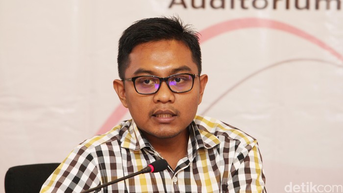Arya Fernandes is a researcher in the Department of Politics and International Relations at the Centre for Strategic and International Studies (CSIS), Jakarta, Indonesia. He joined CSIS in August 2014. Prior to joining CSIS, Arya worked as a research manager at Charta Politika Indonesia, a political research and consulting firm (2008-2014) and journalist at Media Indonesia newspaper. 

Arya has been conducted national and local survey of Indonesia public opinion since 2009. The poll assesed national/local trends and mood of electorate regarding important issues such as: the approval of national government policies, the incumbents perfomance, political participation, citizen engagement in the political process, and public images of presidential candidates and political parties.

 Arya received his bachelor degree from Political Science Department at the State Islamic University, Jakarta. He continued his master degree at the Paramadina Graduate School of Political Communication, University of Paramadina.