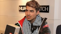 Kira-kira Joe Jonas beli jaket ini di mana ya? Alison Buck/Getty Images for Kari Feinstein/detikFoto.