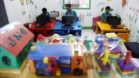 Dengan adanya Rumah Pintar, anak-anak pesisir bisa belajar sekaligus sambil bermain.