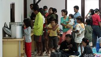 Warga eks Gafatar mengantre makanan.