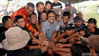 Wagub Jatim Gus Ipul menyatukan tangan bersama para pengungsi eks Gafatar. Ist/Humas Pemprov Jatim.