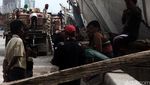 Melihat Aktivitas Bongkar Muat Semen