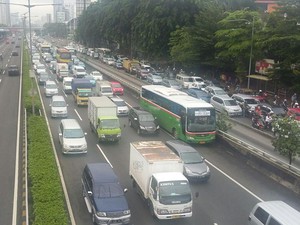 Jelang Libur Panjang, Arus Kendaraan di Tol Jati Waringin Sampai Bekasi Barat Padat