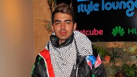 Penampilan Joe Jonas berjaket hitam dengan gambar mangkuk mie ayam di bagian lengan kiri. Lily Lawrence/Getty Images for Kari Feinstein/detikFoto.