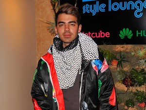 Ini Desainer Indonesia di Balik Jaket Petai & Uang Rupiah Joe Jonas