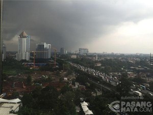 Macetnya Jalanan Tol Jakarta di Sore Ini