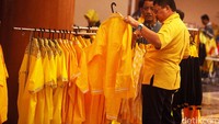 Jelang hari terakhir Rapimnas Golkar yang berlangsung di JCC, Senayan, Jakarta, Senin (25/01/2016), penjual aksesoris Partai Golkar ramai dikunjungi pembeli.