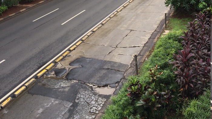 Duh! Banyak Lubang di Jalur Busway Koridor 1