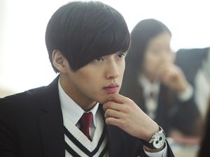 Kang Ha Neul Bantah Pacaran dengan IU