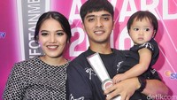 Mereka kompak memakai busana hitam bermotif payung. Pool/Noel/detikFoto.
