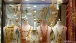 Pasar di Dubai, Jual Baju dari Emas