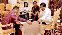 Kusrin yang didampingi istrinya Siti Aminah datang menemui Presiden Jokowi dengan membawa TV hasil rakitannya. Agus Suparto/Setpres.