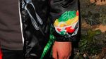 Joe Jonas Berjaket Gambar Mie Ayam dan Petai, Ini Fotonya!