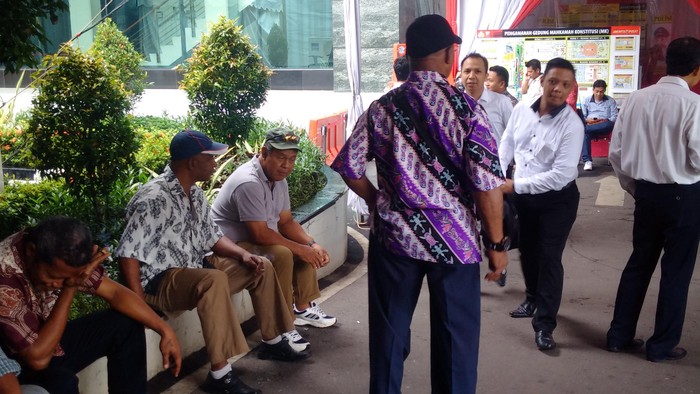 Senyum dan Wajah Tegang Para Pendukung Jelang Putusan Sengketa Pilkada di MK