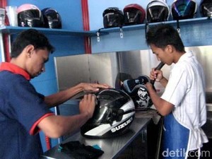 Biar Makin Ganteng Maksimal, Ini Caranya Bersihkan Helm
