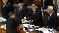 Wakil Ketua Komisi III, Trimedya Panjaitan menyerahkan hasil uji kelayakan dan kepatutan terhadap dua orang calon komisioner Komisi Yudisial (KY) kepada Pimpinan rapat Fadli Zon.