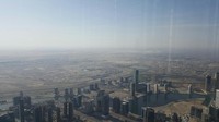 Bangunan di penjuru Dubai jadi terlihat kecil seperti mainan. Kita juga bisa melihat area berpasir yang belum digarap menjadi bangunan modern (Ine/detikTravel)