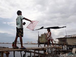 Melihat Asyiknya Anak Pesisir Bermain