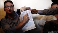 Selain mengamankan dua pekerja asing, Petugas juga mengamankan barang bukti lainnya. 