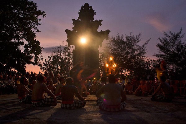 Ada yang menarik dari Tanah Lot yaitu keindahan sunsetnya. Ingin menikmati sunset di sini? Datanglah pada pukul 17.00. Karena waktu ini dianggap sebagai waktu yang tepat untuk menikmati sunset sambil melihat pertunjukan Kecak Dance Fire Show di Taman Budaya Surya Mandala yang letaknya ada di sebelah barat Pura Batu Bolong atau Restoran Melasti. Istimewa/Johanes Randy Ada yang menarik dari Tanah Lot yaitu keindahan sunsetnya. Ingin menikmati sunset di sini? Datanglah pada pukul 17.00. Karena waktu ini dianggap sebagai waktu yang tepat untuk menikmati sunset sambil melihat pertunjukan Kecak Dance Fire Show di Taman Budaya Surya Mandala yang letaknya ada di sebelah barat Pura Batu Bolong atau Restoran Melasti. Istimewa/Johanes Randy