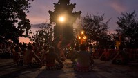 Ada yang menarik dari Tanah Lot yaitu keindahan sunsetnya. Ingin menikmati sunset di sini? Datanglah pada pukul 17.00. Karena waktu ini dianggap sebagai waktu yang tepat untuk menikmati sunset sambil melihat pertunjukan Kecak Dance Fire Show di Taman Budaya Surya Mandala yang letaknya ada di sebelah barat Pura Batu Bolong atau Restoran Melasti. Istimewa/Johanes Randy  