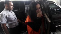 Julia Prasetyani tiba di gedung KPK untuk menjalani pemeriksaan.