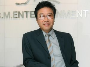 Balas Chris Lee, CEO HYBE: Lee Soo Man Tak Akan Mengintervensi SM