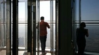 Wisatawan di lantai 148. Tiket ke lantai 124, harganya 135 dirham (Rp 500 ribu). Sedangkan tiket ke At the Top Sky, 500 dirham (Rp 1,8 juta) (Ine/detikTravel)
