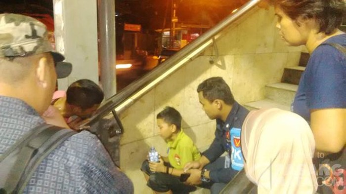 Anak Ini Menangis Mencari Ibunya di Stasiun Tanah Abang