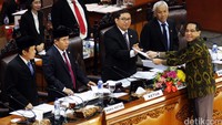 Wakil Ketua Badan Legislatig (Baleg) Bambang Subagio menyerahkan hasil pembahasan Prolegnas kepada Wakil Ketua DPR Fadli Zon yang memimpin paripurna.