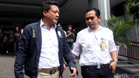 Dirkrimum Kombes Krishna Murti (kiri) meninggalkan Kejati DKI usai melakukan gelar perkara (ekspose) kematian Mirna Salihin.
