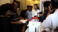 Dalam kesempatan tersebut, mereka memeriksa dokumen dan izin pekerja asing yang dipekerjakan di tempat tersebut.
