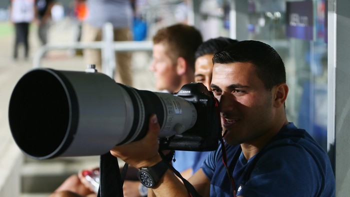 Fotografer Olahraga NETANYA, ISRAEL - JUNE 09: Sead Kolasinac of Germany looks through a photographers camera prior to the UEFA European U21 Champiosnship Group B match between Germany and Spain at Netanya Stadium on June 9, 2013 in Netanya, Israel.  (Photo by Alex Grimm/Getty Images)